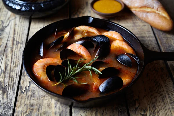 鱼汤马赛鱼汤。贻贝和茄汁虾球。马赛的传统菜。乡村风格. — 图库照片