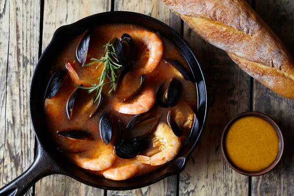 马赛鱼汤海鲜鱼汤虾、 贻贝番茄、 龙虾。传统的马赛法国菜. — 图库照片