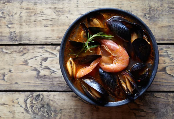 Sopa de peixe Bouillabaisse com camarões, mexilhões tomate, lagosta. Fundo estilo rústico. Depósito plano . — Fotografia de Stock