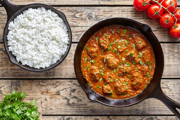 Carne di manzo Madras curry cuoco lento indiano garam piccante masala agnello cibo in padella di ghisa — Foto Stock