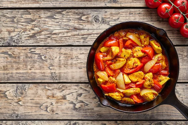 Jalfrezi diétás hagyományos indiai curry fűszeres sült csirkehús — Stock Fotó