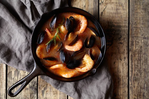 Bouillabaisse sopa de peixe de frutos do mar de tomate com camarões, mexilhões, lagosta e lula. Estilo de madeira rústico . — Fotografia de Stock