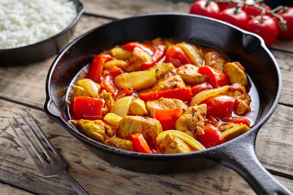 Frango jalfrezi saudável tradicional indiana cultura restaurante caril picante frito carne — Fotografia de Stock