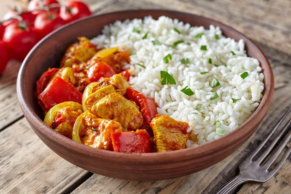 Kyckling jalfrezi friska traditionell indisk curry kryddig stekt kött med grönsaker — Stockfoto