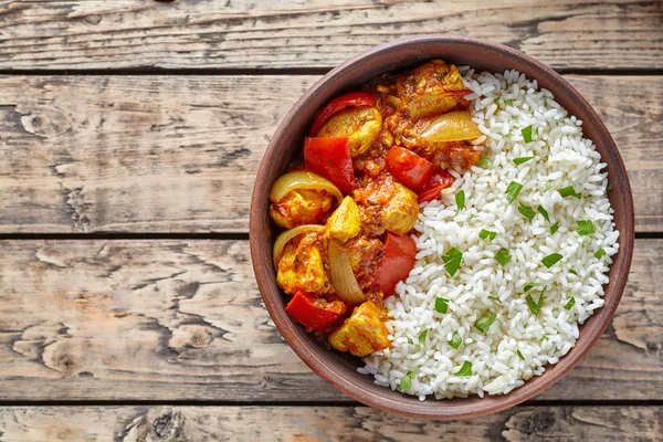 Kyckling jalfrezi indiska kryddig curry chili kött med basmatiris och grönsaker i lera maträtt — Stockfoto