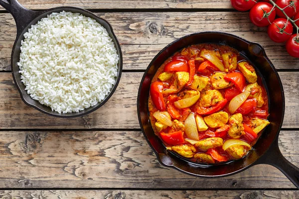 Kip jalfrezi dieet traditionele Indiase curry kruidig gebakken vlees met groenten en Basmati rijst eten Stockafbeelding