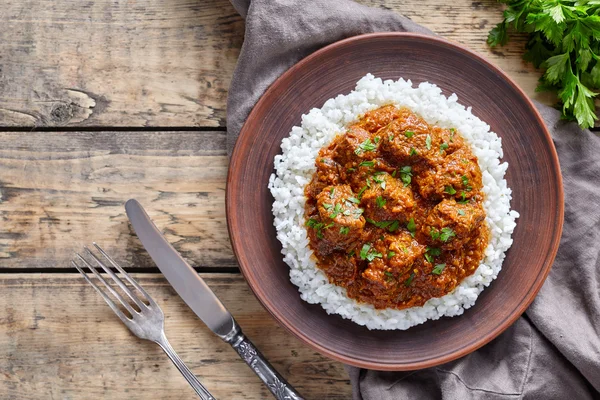 Madras manteiga Carne picante indiana garam masala cozinhar lento cordeiro alimentos com arroz e tomate — Fotografia de Stock