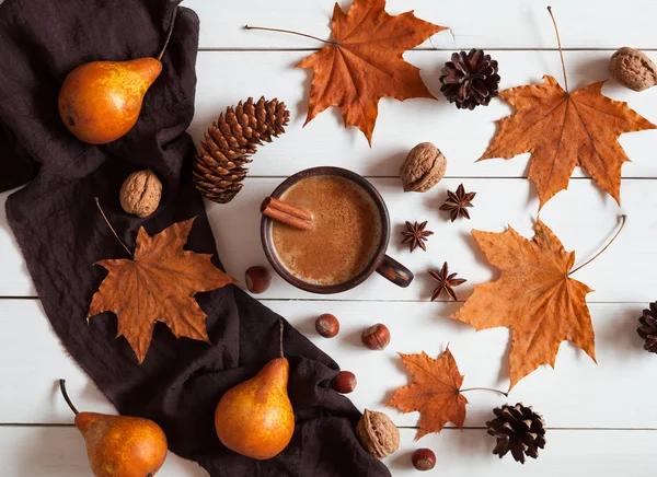 Composizione autunnale con latte caldo di zucca, cannella, noci e foglie. Concetto di mattina accogliente, comfort, tempo autunnale . — Foto Stock