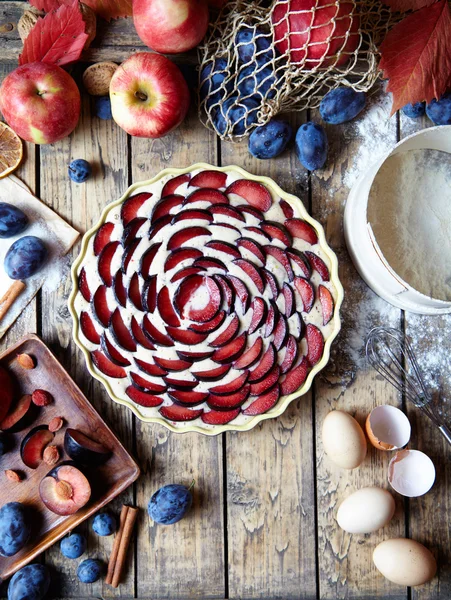 Preparazione torta di prugne fatta in casa zwetschgendatschi. Ingredienti. Stile rustico. Vista dall'alto . — Foto Stock