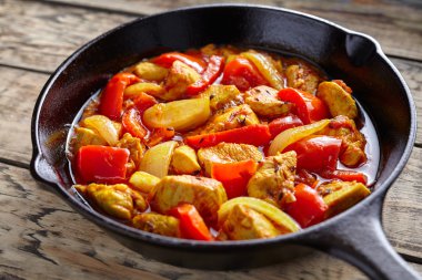 Tavuk jalfrezi sağlıklı geleneksel Hint kültürü köri baharatlı kızarmış et biber ve sebze ile