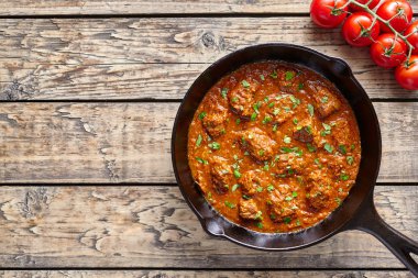 Sığır Madras köri geleneksel Hint baharatlı biberli kuzu eti yiyecek pirinç garnitür ile