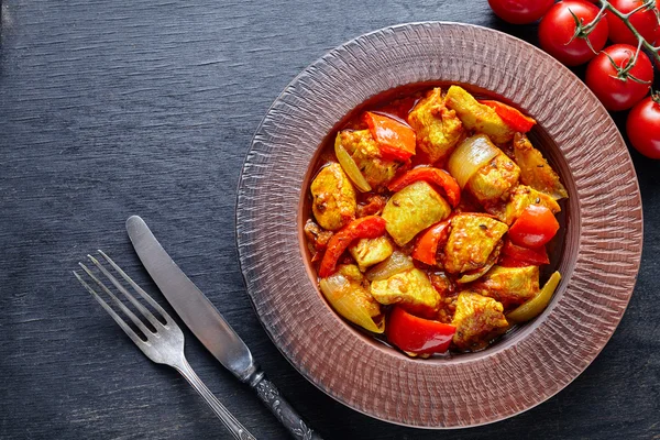 Pollo jalfrezi ristorante indiano fritto piccante curry peperoncino carne e verdure cibo sano — Foto Stock