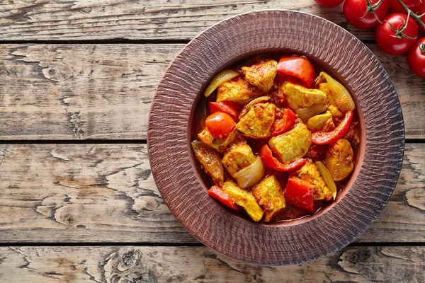 Pollo jalfrezi indiano piccante curry peperoncino carne e verdura sano dietetico asiatico cibo — Foto Stock