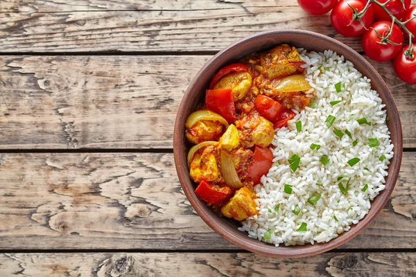 Kyckling Jalfrezi traditionell indisk kryddig curry chili kött med basmatiris och grönsaker — Stockfoto