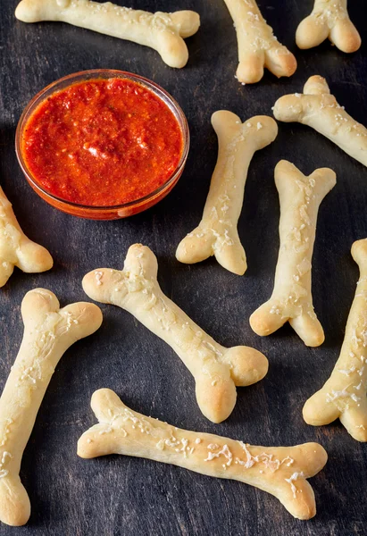 Creativos huesos de masa de Halloween galletas snack vegetariano con salsa de tomate de sangre falsa — Foto de Stock