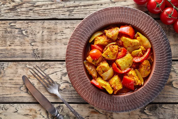 Pollo jalfrezi tradizionale fatto in casa indiano piccante curry peperoncino carne e verdura Foto Stock