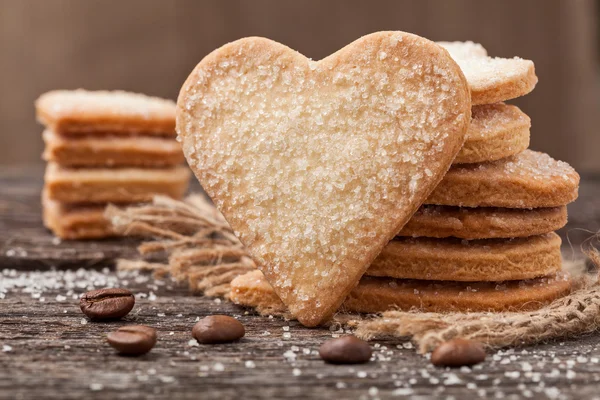 Montón de galletas hechas a mano en forma de corazón regalo para el día de San Valentín h —  Fotos de Stock