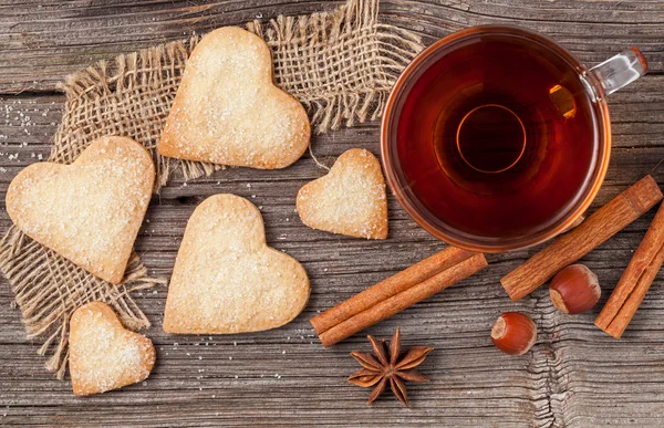 Galletas caseras en forma de corazón regalo con té para San Valentín día h — Foto de Stock