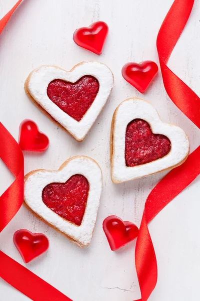 Házi szív alakú cookie-kat ajándék lekvárral, vörös szalagok a — Stock Fotó