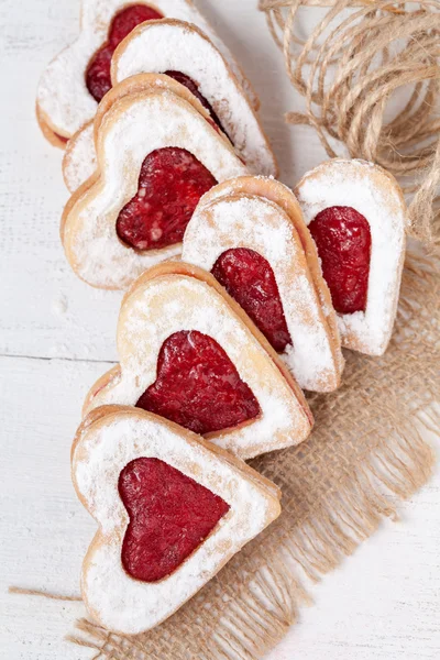 Biscoitos em forma de coração com geléia para o dia dos namorados em têxteis e — Fotografia de Stock