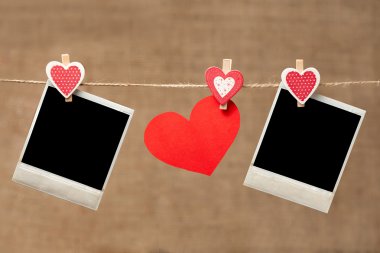 İki polaroid fotoğraf çerçeveleri ve Sevgililer günü vintag için kalp