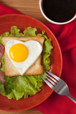 Valent için yumurta salatası ve kahve ile tost kızartma kalp şeklinde