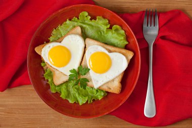 İki kızarmış kalp yumurta salatası ve kahve ile tost için V şeklinde.