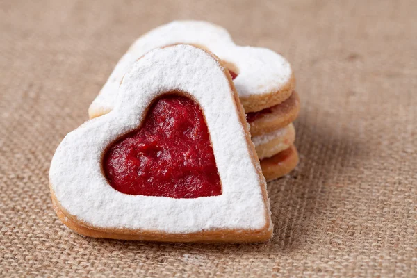 Galletas en forma de corazón para el día de San Valentín sobre fondo textil —  Fotos de Stock