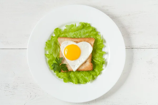 Concept van gezond ontbijt of lunch - segment van volkoren opgericht — Stockfoto
