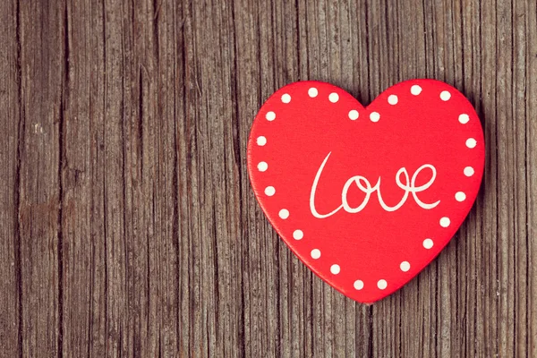 Czerwone serce valentine's day na retro drewniane tła z vinta — Zdjęcie stockowe