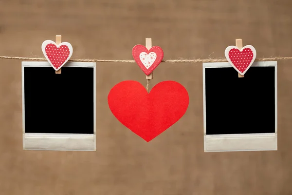 İki polaroid fotoğraf çerçeveleri ve Sevgililer günü VI için kırmızı kalp — Stok fotoğraf