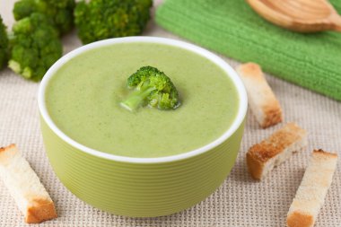 tahta kaşık arka plan üzerine bir kase yeşil brokoli krem çorbası