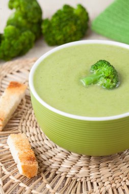 Antika arka plan üzerinde croutons geleneksel brokoli yeşil krem Çorbası tarifi
