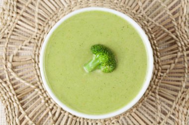 Ev yapımı brokoli krem çorba vejetaryen yemek tarifi. Üstten Görünüm