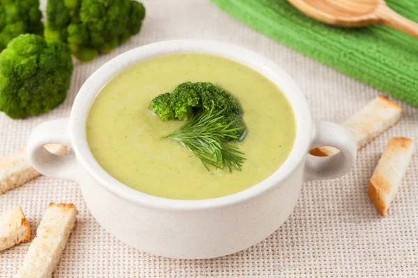 Sopa de brócolis creme saudável em um prato branco — Fotografia de Stock