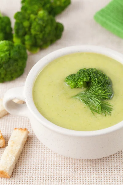 Sopa de brócolis verde saudável com croutons em um prato branco — Fotografia de Stock