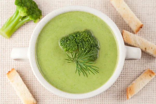 Часть зеленой брокколи крем суп restaraunt рецепт в белой миске — стоковое фото