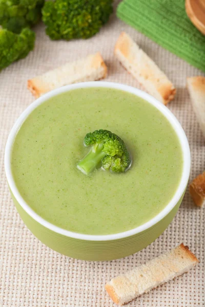 Sopa de crema verde de brócoli vegetariano saludable con croutons —  Fotos de Stock