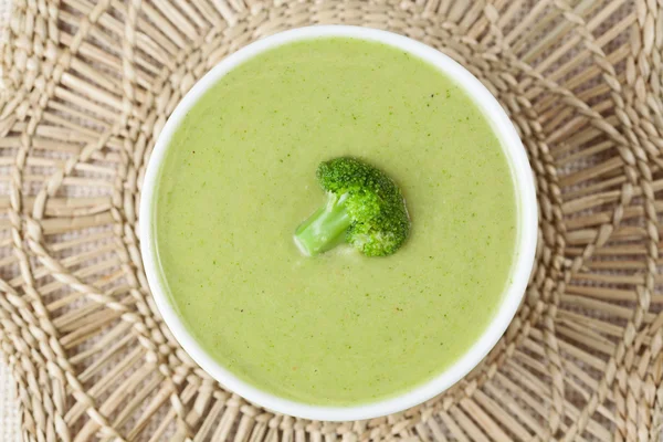 Sopa de creme de brócolis caseiro receita vegetariana. Vista superior — Fotografia de Stock