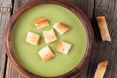 Croutons bir kase lezzetli ıspanak yeşil krem çorbası