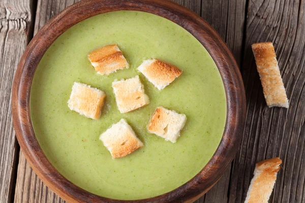 Sabrosa sopa de crema verde de espinacas en un tazón con croutons —  Fotos de Stock