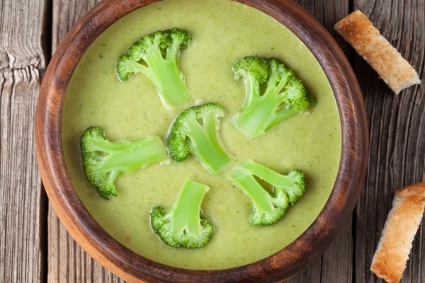 Sopa de crema de brócoli vegano saludable en un tazón —  Fotos de Stock