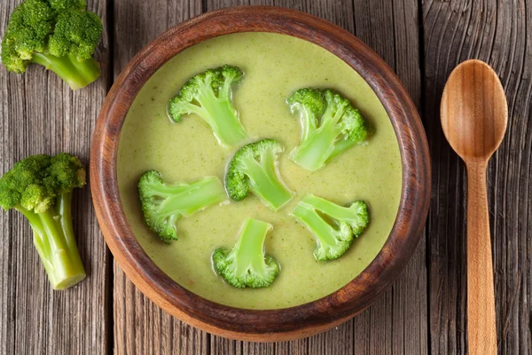 Crema verde de sopa de brócoli vegetariana cena saludable en tazón —  Fotos de Stock