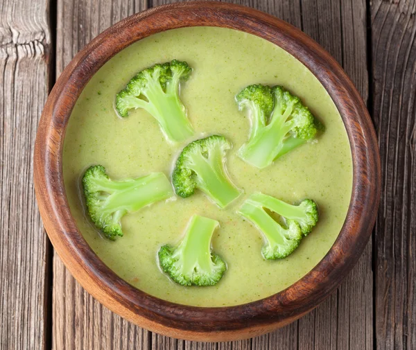 Creme de brócolis verde saborosa sopa restaraunt na tigela — Fotografia de Stock