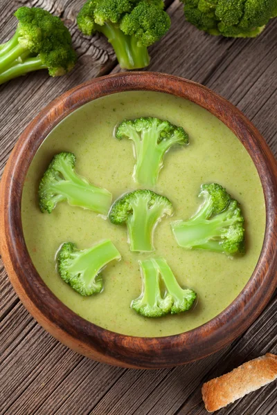 Porción de crema vegetal verde sopa vegetariana saludable en tazón con croutons —  Fotos de Stock