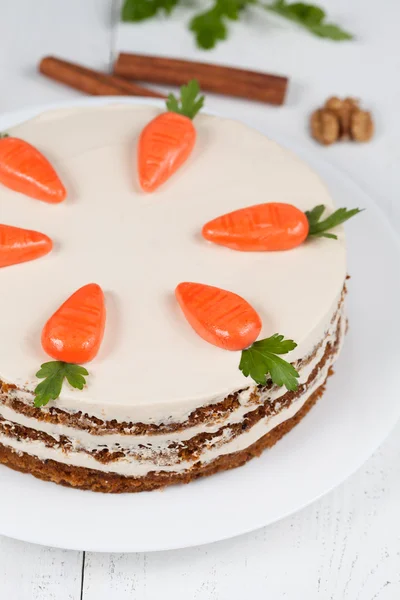 Torta di carote pasquali al forno con glassa e piccole carote in cima — Foto Stock