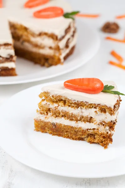 Délicieux gâteau aux carottes fait maison avec des petites carottes orange sur le dessus — Photo