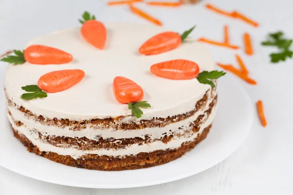 Delicious cheese cake with little carrots and cream op top — Stock Photo, Image