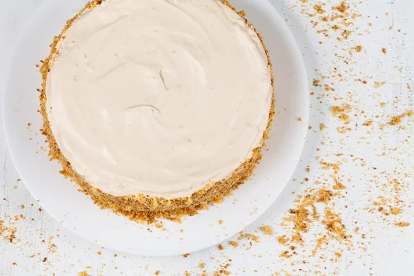 Bolo de queijo delicioso com nozes e passas em fundo branco — Fotografia de Stock