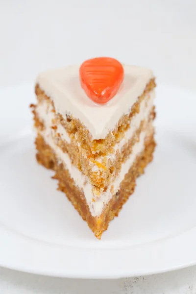 क्रीम और अखरोट के साथ गाजर स्पंज केक का स्वादिष्ट टुकड़ा — स्टॉक फ़ोटो, इमेज